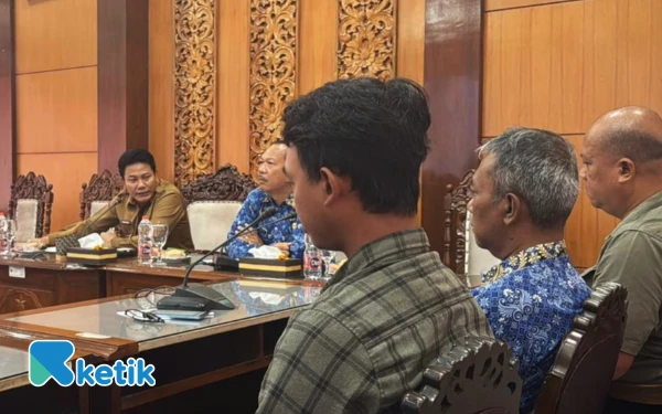 Foto Bupati Sidoarjo Subandi (kiri) didampingi Kepala Dinas PU Bina Marga Dwi Eko Saptono memimpin rapat evaluasi tentang pembangunan dam dan rumah pompa Kedungpeluk pada Senin (1 Desember 2025). (Istimewa)