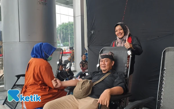 Foto Rosie Ardiansyah Putra, Kepala Sekolah SDN 5 Wonosobo, Banyuwangi saat mendonorkan darahnya pada stan donor darah PMI Surabaya pada acara peringatan Hari Guru Nasional dan Hari Aksara Internasional Jawa Timur 2025 di exhibition hall Grand City Surabaya, Senin, 1 November 2025 (Foto: Frederico/Ketik)