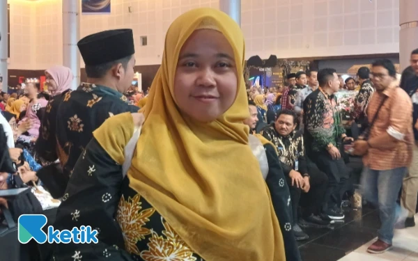 Foto Maynova, guru dari SMAN 2 Mejayan, Kab. Madiun, salah satu guru penerima bantuan bedah rumah dari Gubernur Jatim. (Foto: Vio/Ketik.com)