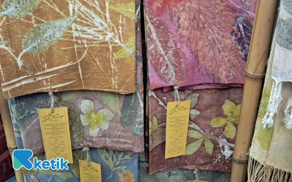 Foto Ecoprint dalam Booth Peringatan Hari Guru Nasional dan Hari Aksara Internasional di Grand City Mall Surabaya pada Senin, 1 Desember 2024. (Foto: Adiybah Fawziyyah)