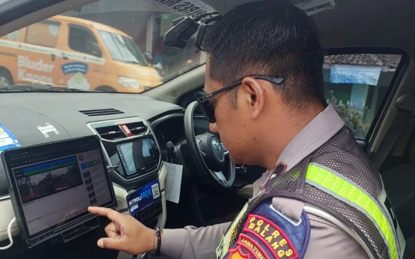 Foto Satlantas Polres Malang ketika menerapkan tilang ETLE pada Operasi Zebra Semeru 2025. (Foto: Humas Polres Malang)