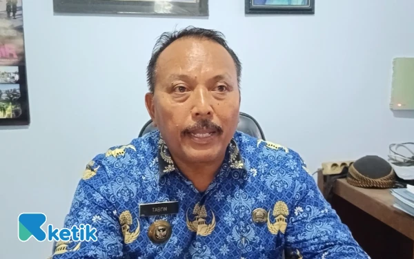 Foto Kepala Desa Kalirandu, Tabi'in saat ditemui di Ruang Kerjanya, Senin, 1 Desember 2025. (Foto: Slamet/Ketik)