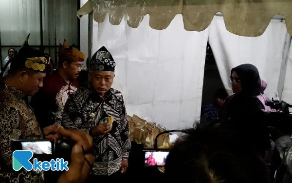 Foto Bupati Malang Sanusi ketika meninjau stan 4 ribu makanan Gratis dalam rangka Hari Jadi ke-1265 Kabupaten Malang. (Foto; Binar Gumilang/ketik.com)