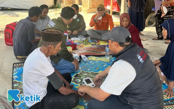 Foto dr Afzalur Zikri cek kesehatan salah seorang lansia di Darul Makmur, Senin, 1 Desember 2025. (Foto: T. Rahmat/Ketik)