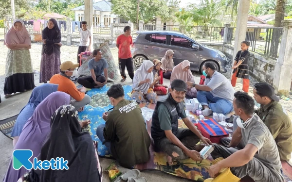 Foto Warga Darul Makmur tampak antusias cek kesehatan gratis yang diberikan dr Afzalur Zikri dan Puskesmas Alue Bilie, Senin, 1 Desember 2025. (Foto: T. Rahmat/Ketik)