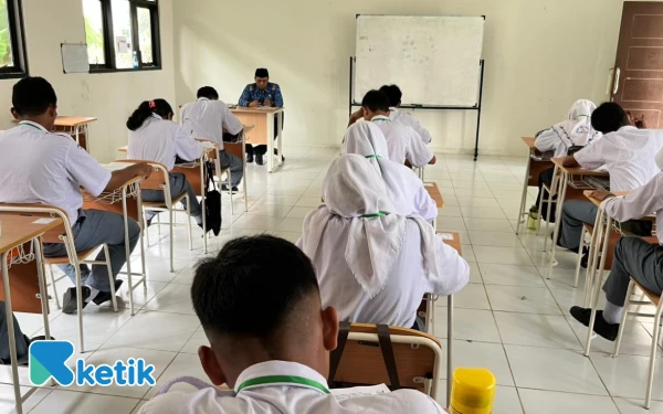 Foto Suasana Pelaksanaan Asesmen Semester Akhir Ganjil di SRMA 37 Gresik (Foto: Daniel Andayawan/Ketik.com)
