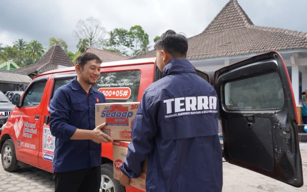 Foto Telkomsel menyalurkan bantuan Corporate Social Responsibility (CSR) bagi para korban bencana erupsi Gunung Semeru di Kabupaten Lumajang, Jawa Timur. (Foto: Telkomsel for Ketik.com)