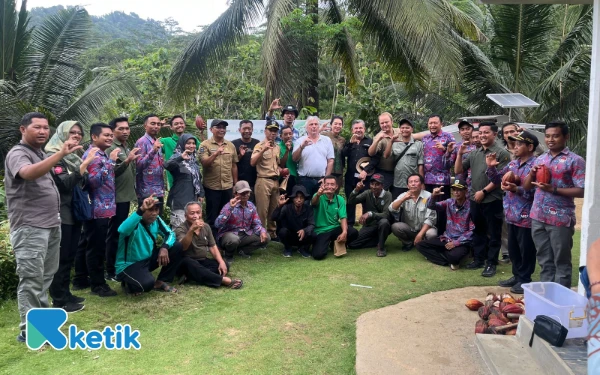 Foto Rombongan CIRAD-France bersama PSLB ISTIPER Yogyakarta, DKPP Pacitan, Pemdes dan para petani kakao saat meninjau perkebunan kakao di Desa Gawang, Kecamatan Kebonagung, Pacitan, Selasa, 2 Desember 2025. (Foto: Al Ahmadi/Ketik)