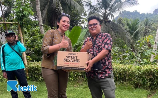Foto Pj. Kepala Desa Gawang, Tinar Aditya Firdani, S.STP saat menyerahkan bingkisan kepada perwakilan tim kunjungan CIRAD-France di Desa Gawang, Kecamatan Kebonagung, Pacitan, Selasa, 2 Desember 2025. (Foto: Al Ahmadi/Ketik)