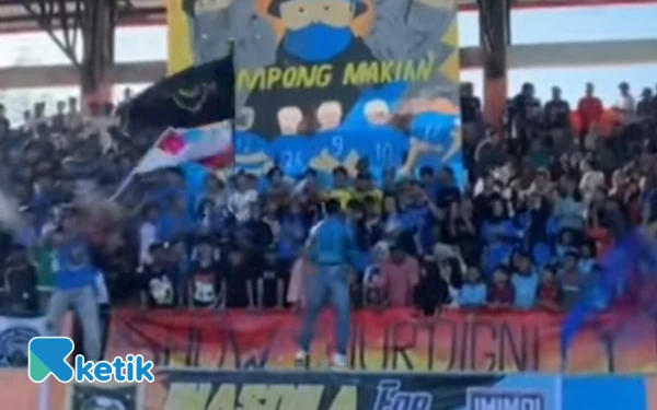 Foto Suporter Kampung Makian di tribun Gelora Bacan Selatan (Foto: Mursal/Ketik.com)