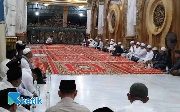 Foto Para Kiyai Pengasuh Pesantren se Madura Raya munajat bersama di Makbaroh Syaikhona Kholil Bin Abdul Latif Bangkalan, berharap  NU dan Bangsa  aman. (Foto.Ismail Hs/Ketik.com)