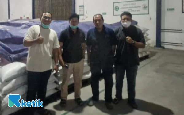 Foto Abdul Haris Adnan, sekretaris MKI, Ir Muchlizar, ketua MKI didampingi  DR. Atris Suyantohadi, dan staf peneliti dan penggiat kedelaindi Yogyakarta