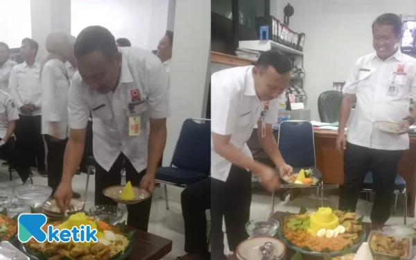 Foto Kepala Dinas PUPR Pacitan memotong tumpeng sebagai simbol doa dan syukur pada peringatan Hari Bakti PU ke-80 di kantor PUPR Pacitan, Rabu, 3 Desember 2025. (Foto: Al Ahmadi/Ketik)