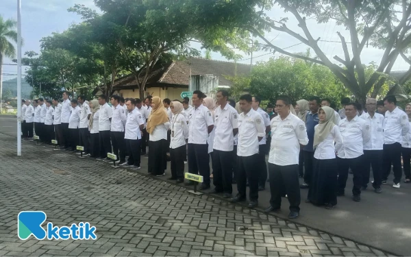 Foto Pegawai Dinas PUPR Pacitan juga mengikuti apel pagi dalam rangka peringatan Hari Bakti PU ke-80 di halaman kantor PUPR Pacitan, Rabu, 3 Desember 2025. (Foto: Al Ahmadi/Ketik)