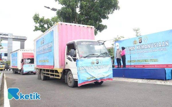 Foto Jajaran truk pembawa 25 ton bantuan kemanusiaan resmi dilepas Kapolda Sumsel Irjen Pol Andi Rian R. Djajadi dari Mapolda Sumsel, siap diberangkatkan menuju wilayah terdampak banjir bandang di Sumatera Utara, Rabu 3 Desember 2025. (Foto : Yola/Ketik.com)