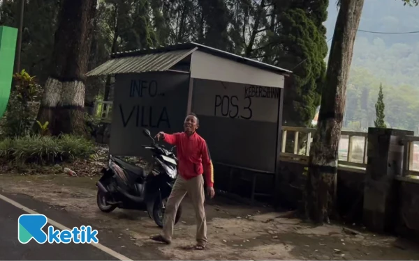 Foto Salah satu pramuwisata yang mencari pengunjung dan menjajakan villa. (Foto: Lutfia/Ketik.com)