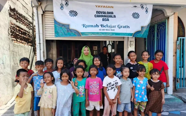 Foto Teman-teman Rumah Belajar Novaloka Cakrawala Asa befoto bersama (Foto: Tim Rumah Belajar Novaloka)