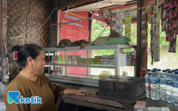 Foto Pedagang di Wisata Payung Songgoriti, Kota Batu, yang setia menunggu wisatawan ramai lagi. (Foto: Lutfia/Ketik.com)