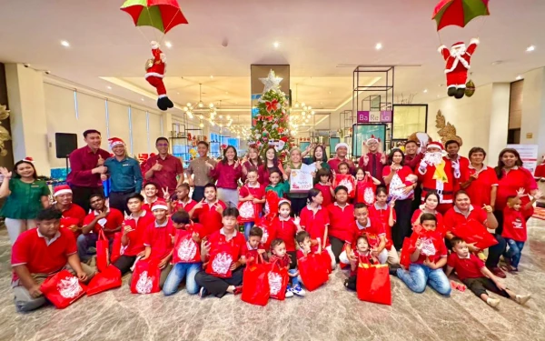 Foto Sebanyak 30 anak panti asuhan merayakan Natal  di Swiss-Belinn Airport Surabaya. (Foto: Ist)