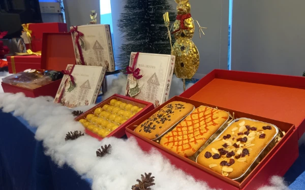 Foto Aneka hampers ; Cranberry Serries, Nastar Cookies dan Golden Betutu Beef. (Foto: Nadia Cantika/Ketik.com)