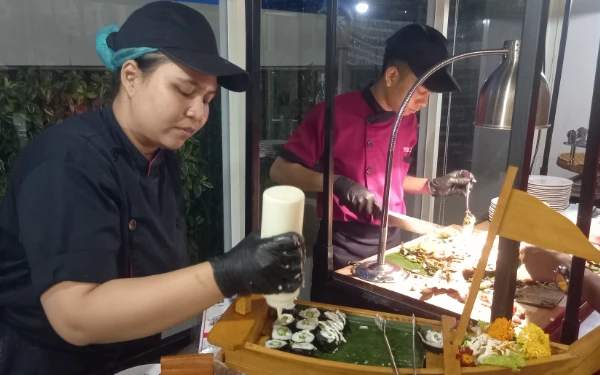 Foto Sajian Sushi dan ikan Betutu yang lezat. (Foto: Nadia Cantika/Ketik.com)