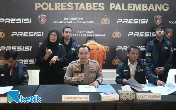 Foto Kapolrestabes Palembang Kombes Pol Harryo Sugihhartono  saat melakukan ungkap kasus di Mapolres Palembang, Kamis 4 Desember 2025 (Foto : Yola/Ketik.com)