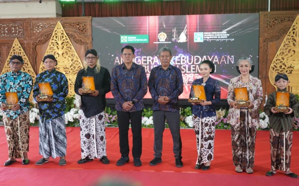 Foto Para penerima Anugerah Kebudayaan Kabupaten Sleman Tahun 2025 berpose bersama Wabup Sleman Danang Maharsa dan Kepala Dinas Kebudayaan Sleman Ishadi Zayid, usai menerima penghargaan di Gedung Serba Guna Sleman. Penghargaan ini diberikan atas kontribusi luar biasa mereka dalam pelestarian dan pengembangan seni budaya di Sleman. (Foto: Prokompim Sleman for Ketik.com)