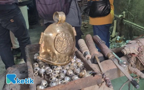 Foto Kerajinan logam klinting dan klontong dari Padukuhan Ngawen, Godean, Sleman.  Sebelum pandemi, kerajinan kuningan ini merupakan mata pencaharian utama sejumlah warga di wilayah Ngawen. (Foto: Fajar Rianto/Ketik.com)
