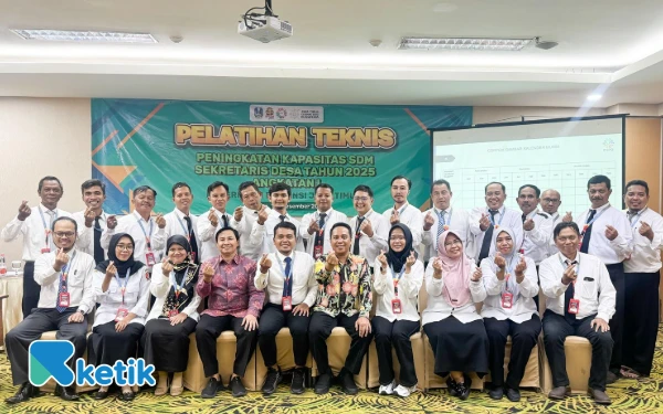 Foto Indra Maulana Arifin saat foto bersama dengan peserta pelatihan teknis peningkatan kapasitas SDM sekretaris desa di Malang (Foto: Mat Jusi/Ketik.com)