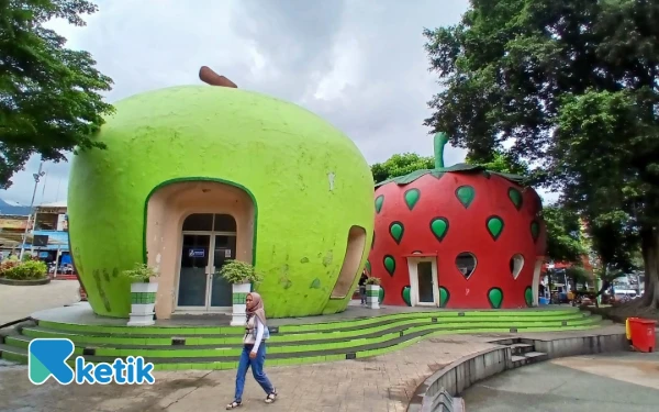Foto Patung apel raksasa di Alun-alun Kota Batu. (Foto: Aziz Mahrizal/Ketik.com)