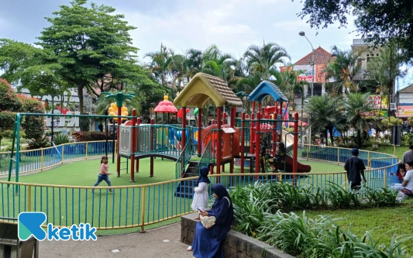 Foto Taman bermain anak atau playground di Alun-alun Kota Batu. (Foto: Aziz Mahrizal/ketik.com)