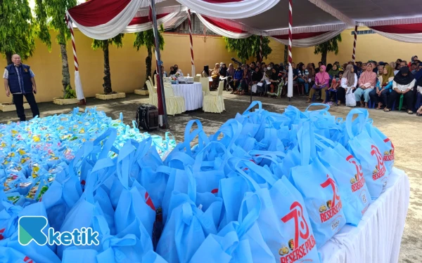 Foto Ratusan paket bahan pangan yang sudah dipersiapkan untuk di bagikan langsung ke warga. Jumat 5 Desember 2025 (Foto: Yola /Ketik.com)