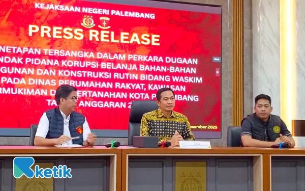 Foto Kajari Palembang Muhammad Ali Akbar didampingi Kasipidsus Arjansyah dan Kasubsi Intelijen Fahri Aditya saat menyampaikan press release penetapan dua tersangka kasus proyek fiktif Tahun Anggaran 2024. Jumat 5 Desember 2025 (Foto: M Nanda/Ketik.com)