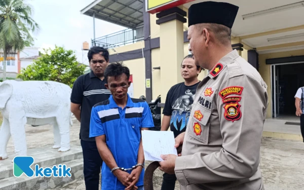 Foto Kapolsek Ilir Barat II, Kompol Fauzi Saleh bersama pelaku curat saat diamankan di Polsek IB II, Palembang, Jumat 5 Desember 2025.( Foto : Yola/Ketik.com)