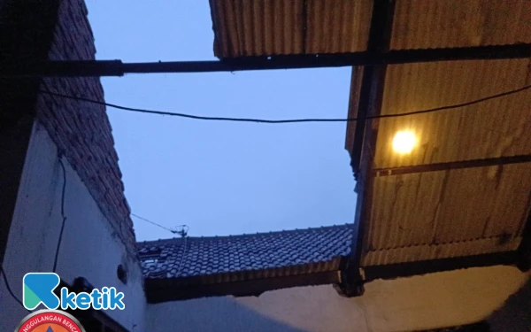 Foto Genteng Rumah Milik Warga Yang Lepas Akibat Puting Beliung di Desa Karangandong, Kecamatan Driyorejo, Gresik, Jumat, 05 Desember 2025 (Foto: Daniel Andayawan/Ketik.com)