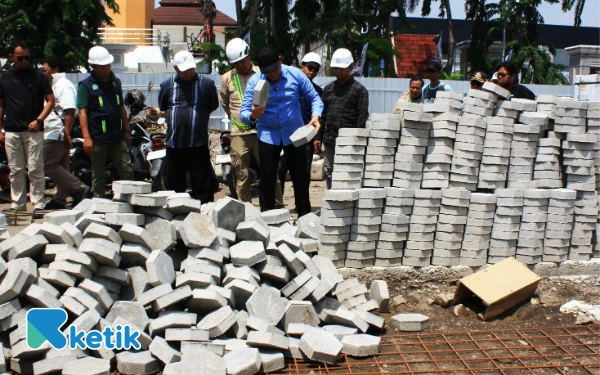 Foto Bupati Subandi mengetes kekuatan paving yang akan dipasang di Alun-Alun Sidoarjo. (Foto: Fathur Roziq/Ketik.com)
