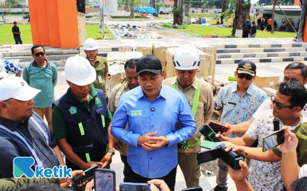 Foto Bupati Subandi menjelaskan pentingnya penyelesaian proyek Alun-Alun Sidoarjo sesuai rencana, waktu, dan kualitas pengerjaan. (Foto: Fathur Roziq/Ketik.com)