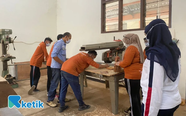 Foto Peserta saat mempraktekat membuat kerajinan berbahan kayu, Jumat 7 November 2025 (Foto : Adinda Octaviani / ketik.com)