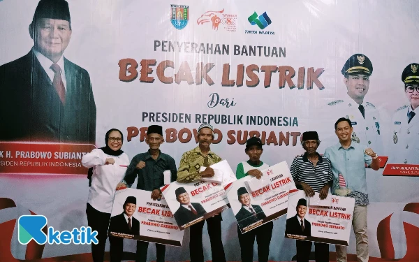 Foto Presiden RI, Prabowo Subianto beri bantuan 180 becak listrik secara simbolis untuk pengemudi becak di Kabupaten Cilacap. (Foto: Nani Eko/Ketik.com)