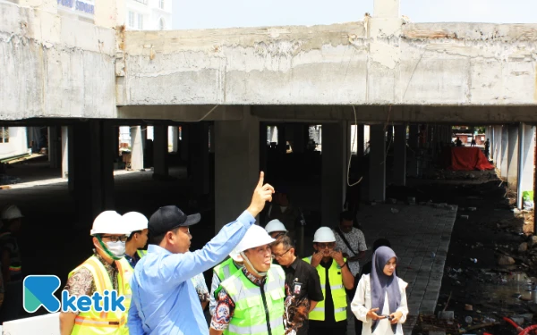 Foto Bupati Subandi bersama Direktur RSUD Sidoarjo dr Atok Irawan mengecek progres proyek parkiran bertingkat di RSUD  Notopuro pada Jumat (5 Desember 2025). (Foto: Fathur Roziq/Ketik.com)
