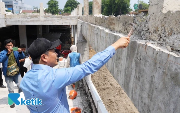 Foto Bupati Subandi mengetes kualitas beton proyek double track parking di RSUD Notopuro. (Foto: Fathur Roziq/Ketik.com)