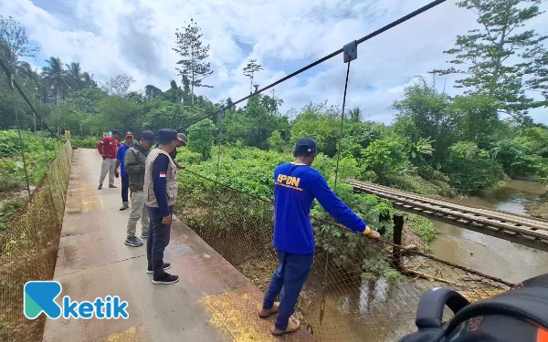 Foto Aswin Adam dan TRC meninjau lokasi Banjir Sumber Makmur Gane Timur (Foto: Mursal/Ketik.com)