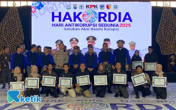 Foto Jajaran Forkopimda, Kapolres dan para penerima penghargaan Patriot Integritas Muda dalam puncak peringatan Hakordia 2025 di Gedung Gasibu, Sabtu, 6 Desember 2025. (Foto: Al Ahmadi/Ketik)