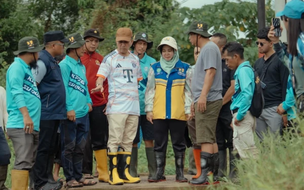 Foto Tim gabungan Pemkot Palembang melakukan peninjauan genangan air di 16 Ulu sebagai langkah respons cepat terhadap keluhan warga. Sabtu 6 Desember 2025 (Foto: Kominfo Kota Palembang)
