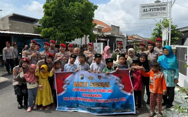 Foto Polisi Baret Merah foto bersama anak dan pengasuh panti asuhan Al Fitroh, Bojongbata (Foto: Humas Polres Pemalang)