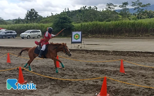 Foto Salah satu penampilan atlet berkuda di Kejurnas Horseback Archery (HBA) 2025 di kawasan wisata Gunung Kelud Kabupaten Kediri, Minggu (7/12/2025). (foto : Pordasi for Ketik).