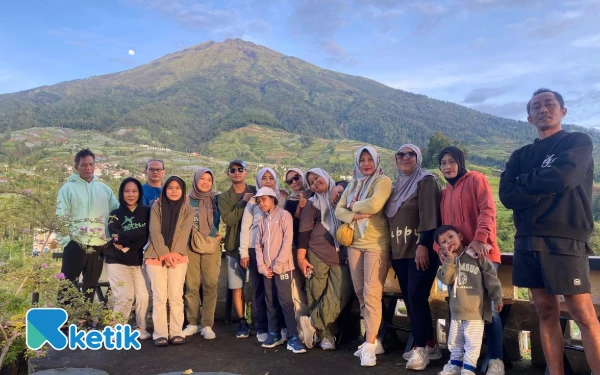 Foto Komunitas Sejoli kuatkan tekad di ketinggian! Sebagian peserta gathering Sedekah Joging Kuliner (Sejoli) dan perwakilan Ketik.com berfoto bersama di kawasan Mangli, Lereng Gunung Sumbing, sebagai penanda dimulainya semangat dan rencana aksi kemanusiaan yang lebih besar di tahun 2026. (Foto: Dok Gogon for Ketik.com)
