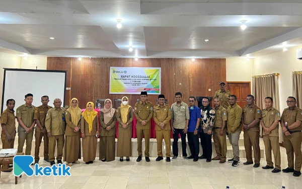 Foto Helmi Umar Muchsin, jajaran TEKAD Halsel usai Pembukaan Rapat (Foto: Mursal/Ketik.com)