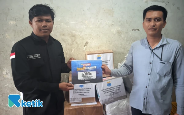 Foto Simbolisasi penyerahan dari PMII Pacitan ke jasa pengiriman barang. (Foto: Al Ahmadi/Ketik)