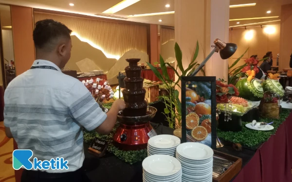 Foto Tamu undangan Booker Gathering mencoba menu baru yang akan hadir pada acara nataru di Ascent Premiere Hotel Malang. (Foto: Aliyah/Ketik.com)
